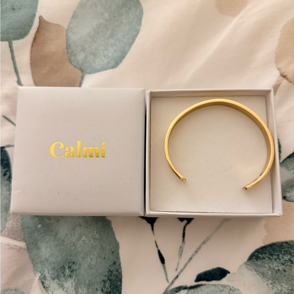 Calm Gold Embedded Bracelet - Picture 2 of 2